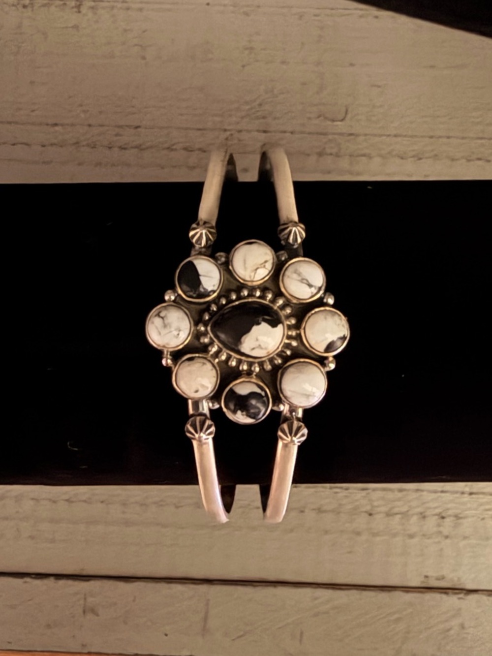 White Buffalo Flower Cluster cuff signed and stamped 925 sterling silver - Picture 3 of 6